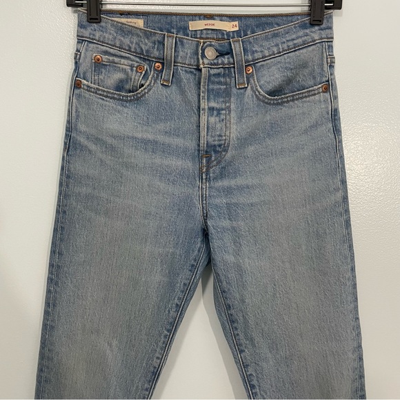 Levi's Premium Wedgie Light Wash High Rise Jeans Size 24 - Picture 4 of 11